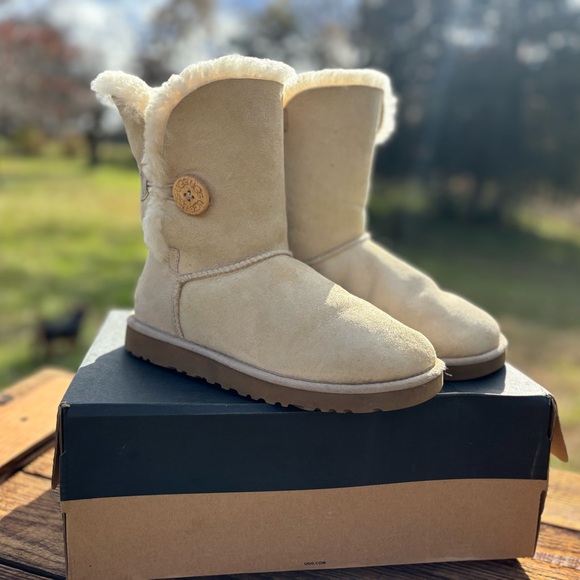 UGG Women's Bailey Button Ankle Boots - Size 8 Sand - Picture 7 of 9